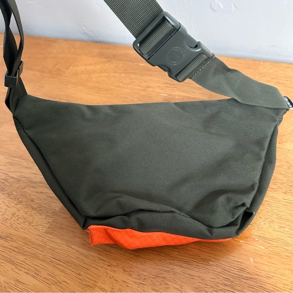 NWOT Herschel Seventeen Hipsack - Picture 5 of 6